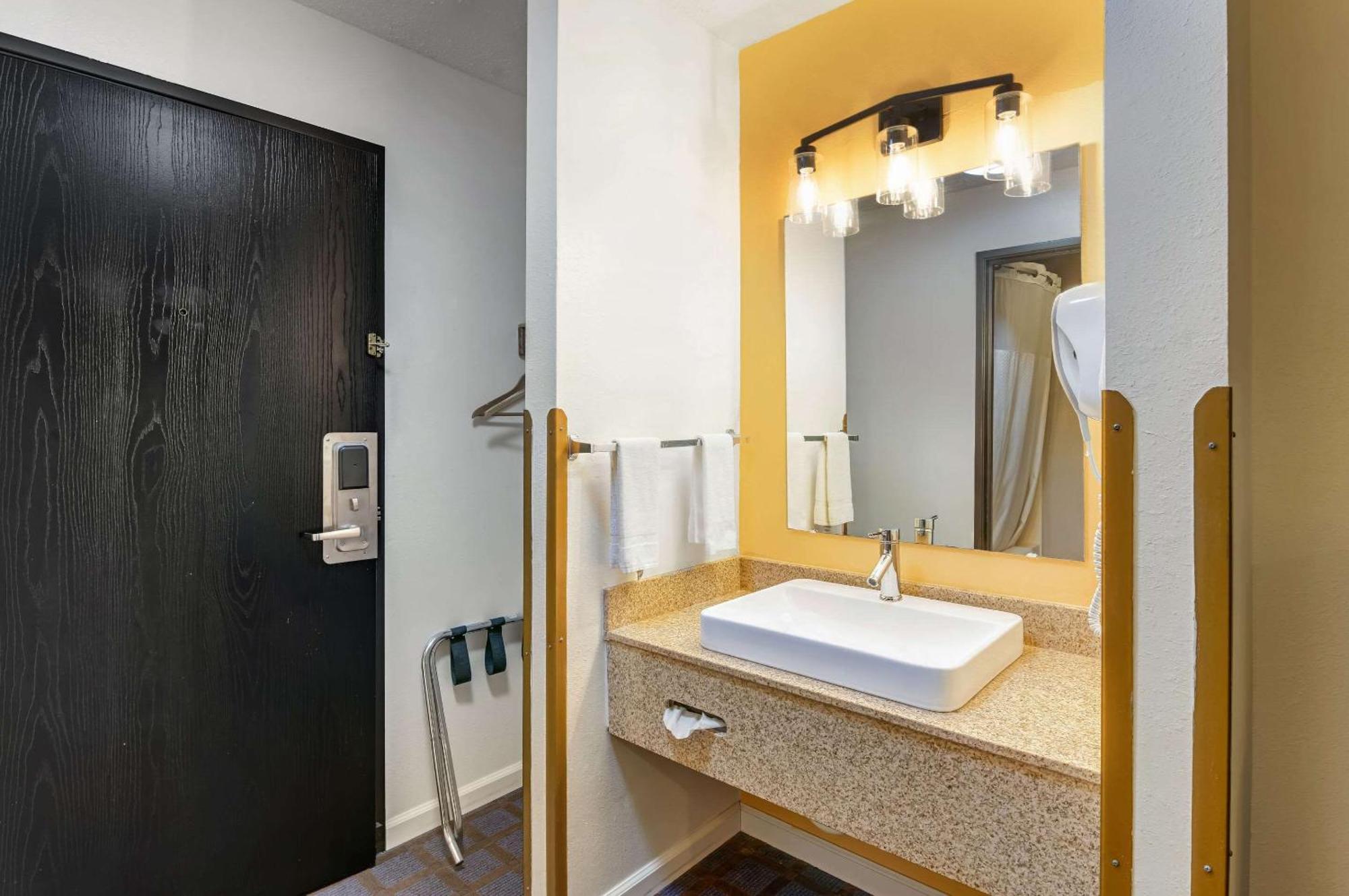 Rodeway Inn Red Oak Екстер'єр фото